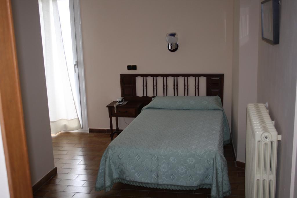 Hotel Mar De Aragon Caspe Room photo